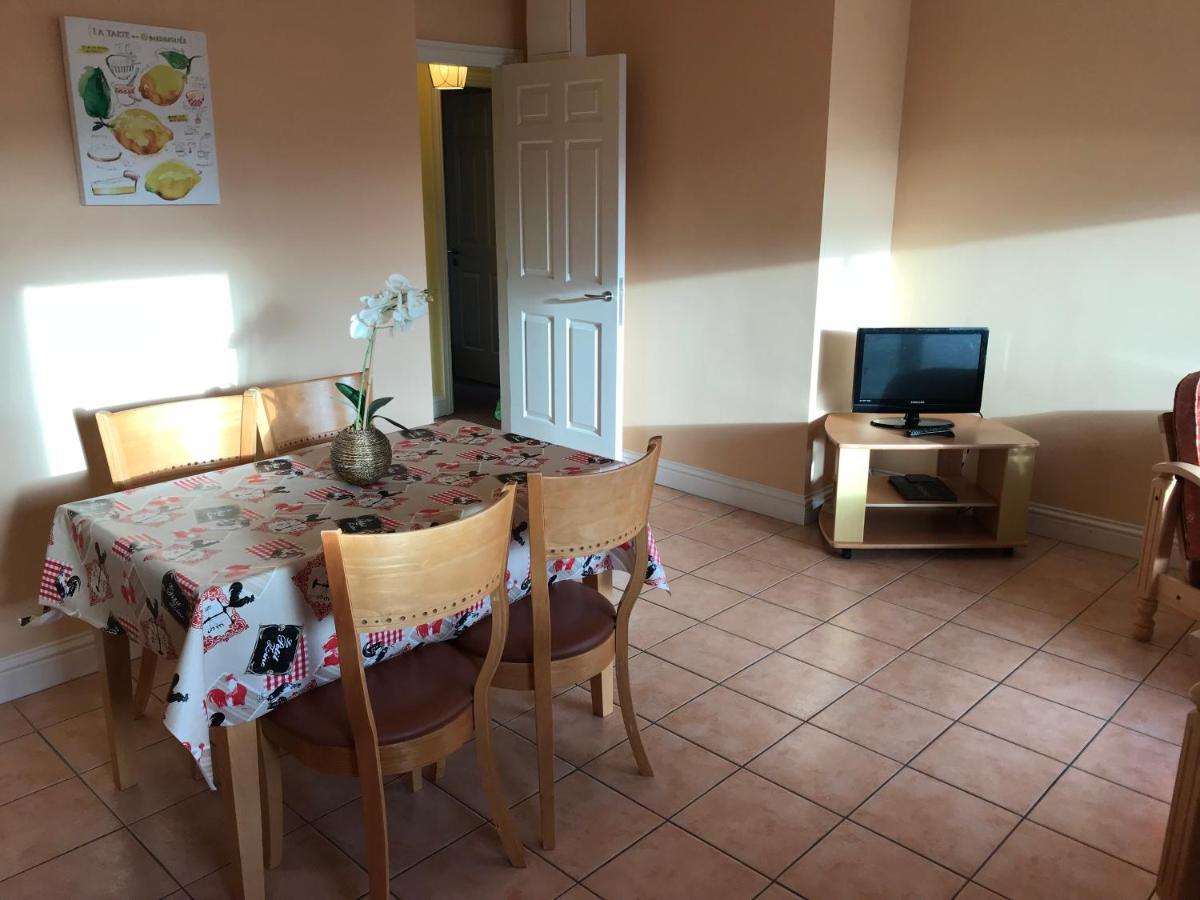 Kings Court Holiday Apartments Тралі Екстер'єр фото
